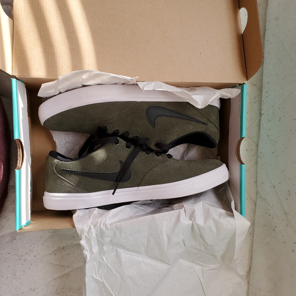 Shoes - Picture 5 of 9